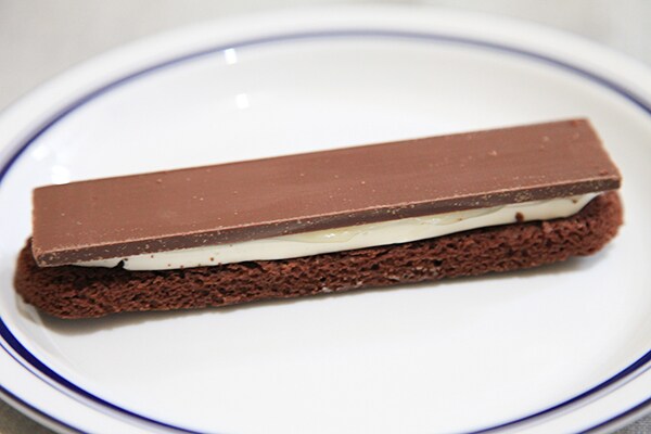 パキッ、ザクッ。「クッキーサンド」新作は板チョコ付き！