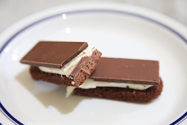 パキッ、ザクッ。「クッキーサンド」新作は板チョコ付き！