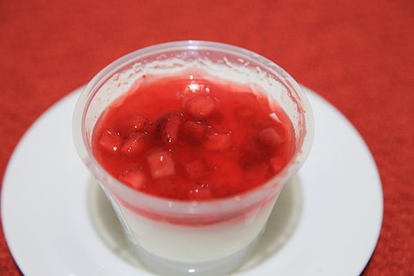 甘酸っぱいソースが最高!ファミマの“真っ赤なスイーツ”とは