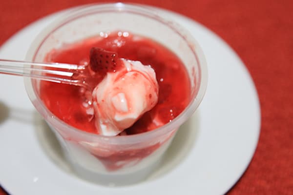 甘酸っぱいソースが最高!ファミマの“真っ赤なスイーツ”とは