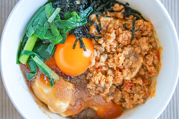 ローソン新商品はにんにく、唐辛子、ニラ、卵黄ソース、肉そぼろ!