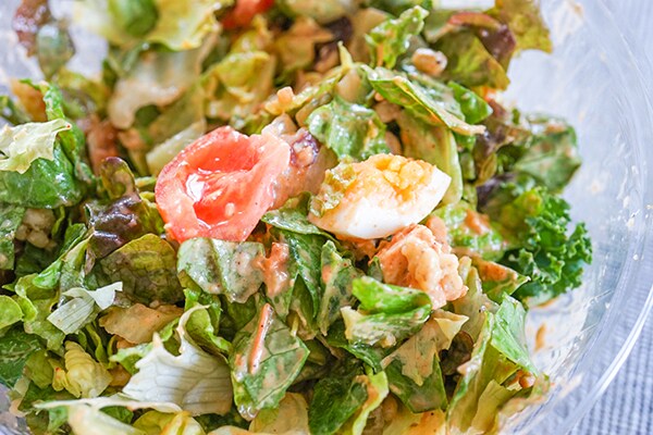 594円もする！セブンのサラダ、高いけどウマイ！