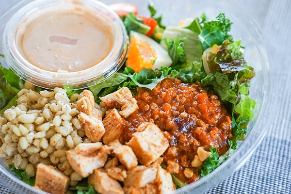 594円もする！セブンのサラダ、高いけどウマイ！