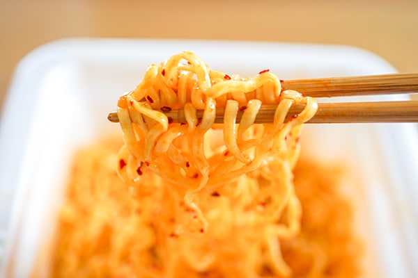 「桃屋の辛そうで辛くない少し辛いラー油」を使った油そばが発売された！