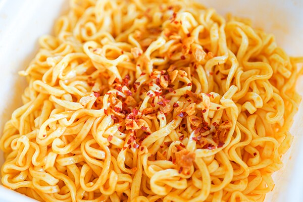 「桃屋の辛そうで辛くない少し辛いラー油」を使った油そばが発売された！