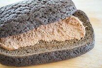 セブンからクリームたっぷりの真っ黒いパンが登場！！