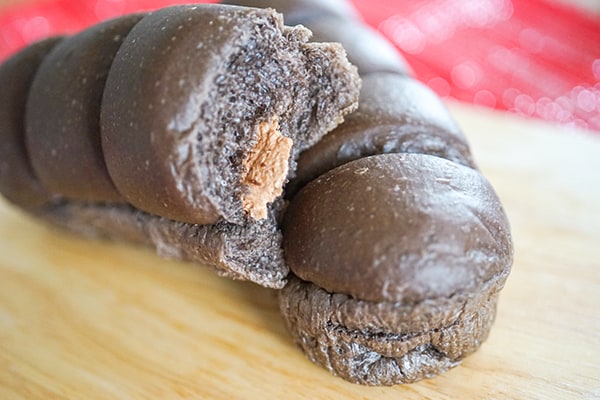 セブンからクリームたっぷりの真っ黒いパンが登場!!