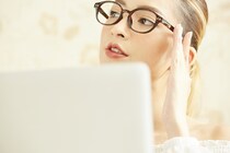 疲れ目の原因はテレワーク!? 自宅パソコン作業の注意点とは？