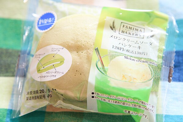 メロン味じゃなくてメロンクリームソーダ味！ファミマのパンケーキが個性的すぎる！