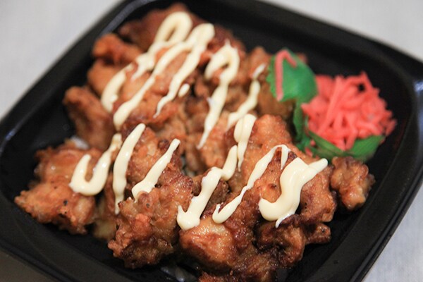 985kcalの衝撃…!「唐揚10個ドーン!」が乱暴だけどウマい!