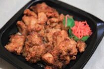 985kcalの衝撃…！「唐揚10個ドーン！」が乱暴だけどウマい！