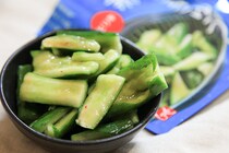 カルディの○○を使えば、きゅうりをたたいてもむだけでおつまみに！