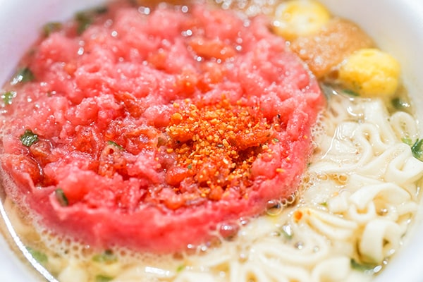 【期間限定】赤い天ぷら入りの「もっと赤いたぬき天うどん」が美味！
