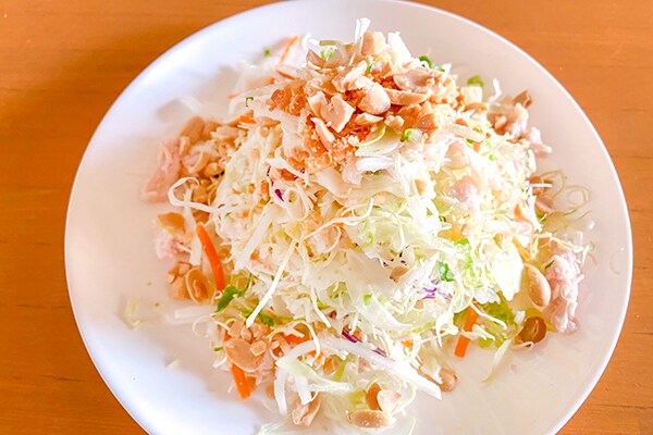 【コンビニ食品でOK】火を使わずに作れるサラダチキンのタイ風サラダ