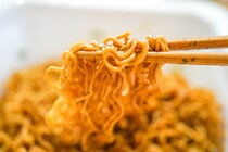 湯戻し1分でOK！セブンのカップ焼そばが激ウマでした！！