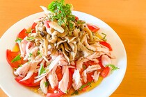 レンチンでOK！超簡単に作れるサラダチキンときのこのマリネが絶品！