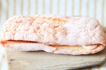 甘すぎるのが逆にグッド！128円で大きなマカロンが食べられるよ～！