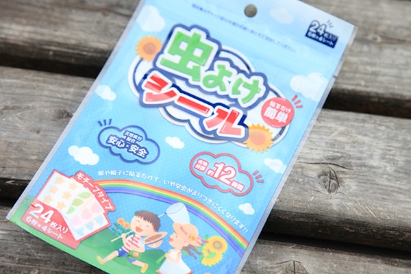 “貼るだけ”で虫除け!? キャンドゥで見つけたシールが超便利!!