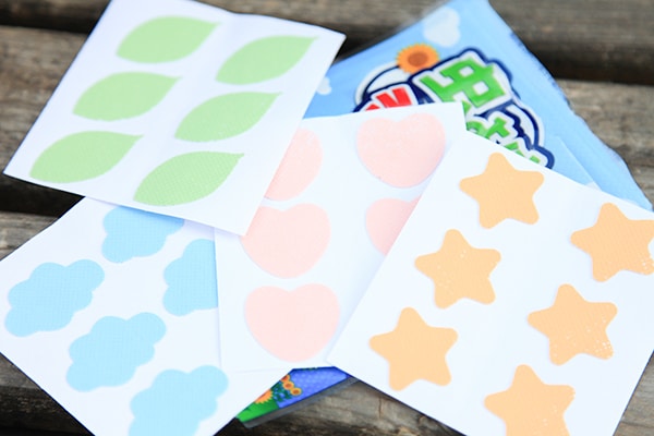 “貼るだけ”で虫除け!? キャンドゥで見つけたシールが超便利!!