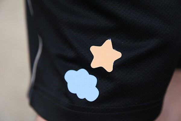 “貼るだけ”で虫除け!? キャンドゥで見つけたシールが超便利!!