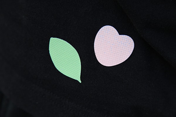 “貼るだけ”で虫除け!? キャンドゥで見つけたシールが超便利!!