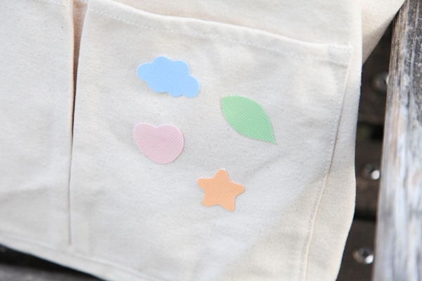 “貼るだけ”で虫除け!? キャンドゥで見つけたシールが超便利!!