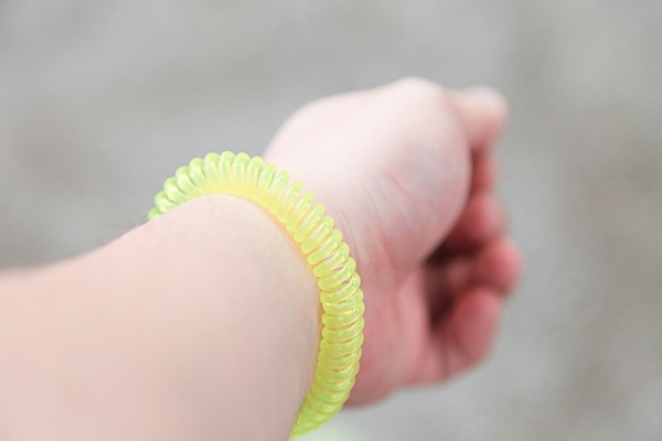 手首につけるだけ!キャンドゥで超お手軽な虫除けグッズを発見!
