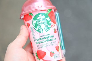 スタバチルド史上最高!? いちご果肉がごろごろ入った新作はファミマ限定！！