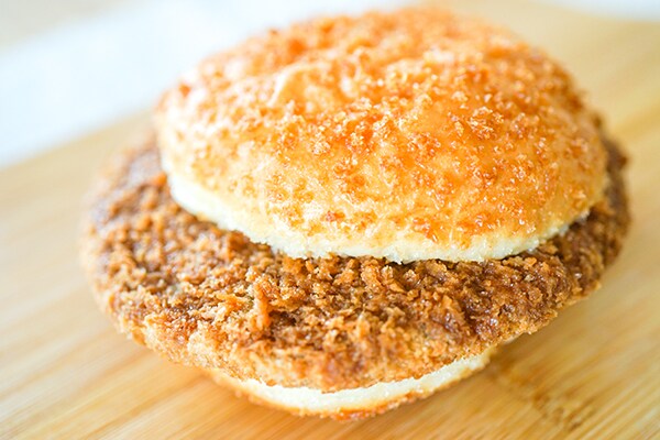 おにぎり3個分のカロリー!ローソンの惣菜パンは食べごたえアリ!