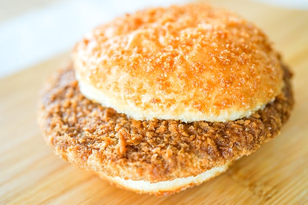 おにぎり3個分のカロリー!ローソンの惣菜パンは食べごたえアリ!