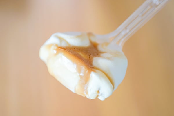 森永ミルクキャラメルアイスはとろ～りソース入りで激ウマ！！