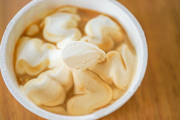 森永ミルクキャラメルアイスはとろ～りソース入りで激ウマ！！