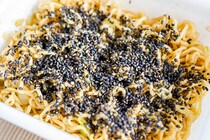 ペヤング新作「黒ゴマMAX」を食べたら予想外の味だった！