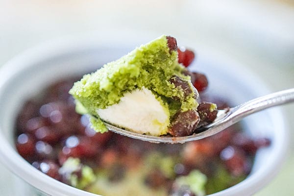 ローソンで発見!フタを開けたら○○だらけのアイスがウマイ!!