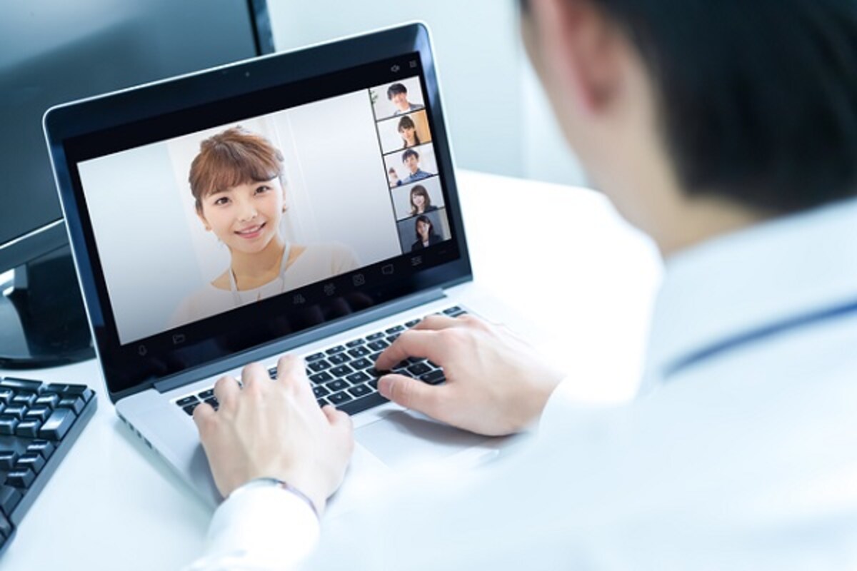 オンライン飲み会で映えるメイク＆ファッションテク