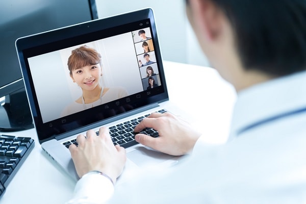 オンライン飲み会で映えるメイク＆ファッションテク