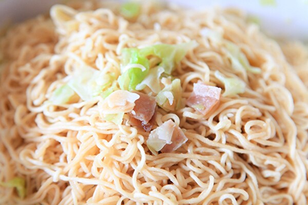 【激ヤバ注意】驚異の1872kcal！巷で話題のペヤングを食べてみたら泣いた