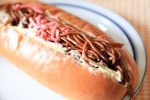 298円って高くない!? と思ったけど満足度も高い「焼そばロール」