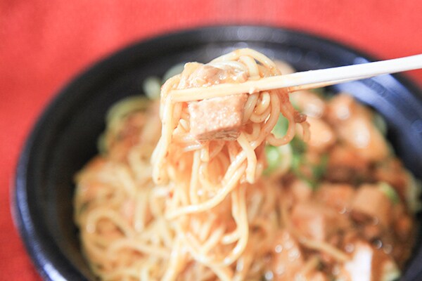 ごはんじゃなくて麺!? ファミマの「麻婆焼そば」はピリッとウマイ!