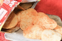 あとからピリリ！！旨辛がクセになるファミマ限定ポテチ、もう食べた？