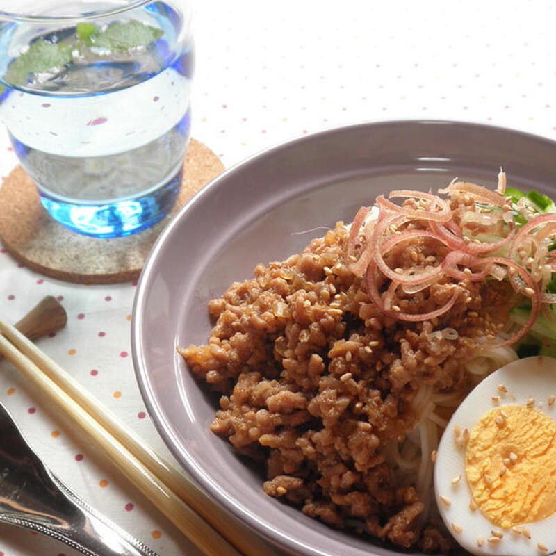 スタミナアップで夏バテ対策♪ピリ辛味の「肉味噌そうめん」レシピ