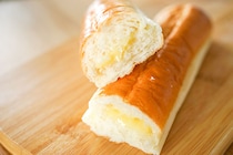 【コンビニ限定】クリーム20%増量の「ナイススティック」を食べる人たち