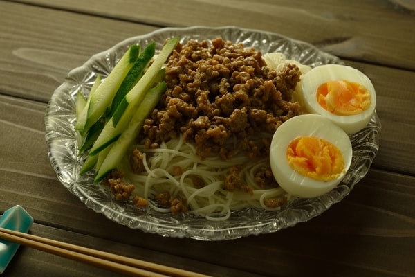 かぼすの香りには××効果が!? おすすめレシピ「肉味噌そうめん」