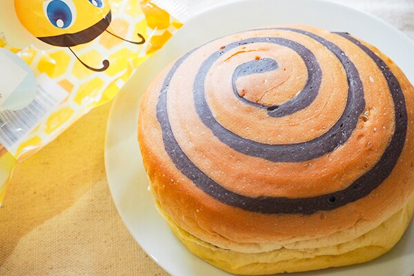 まるでハチさんのおしり?とってもかわいい菓子パン見つけました