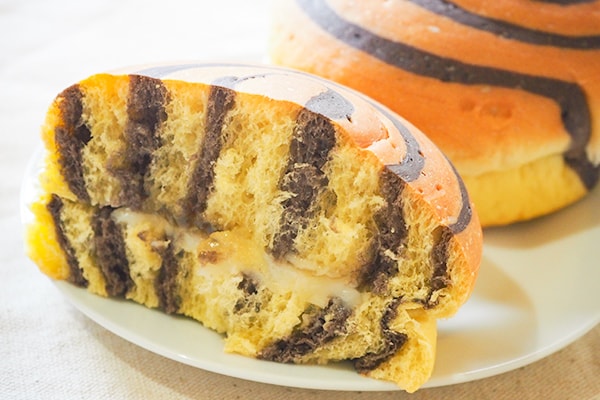 まるでハチさんのおしり?とってもかわいい菓子パン見つけました