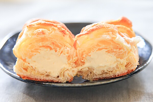 ファミマ怒涛のはちみつパン祭り!はちみつ入りホイップがはみ出る?