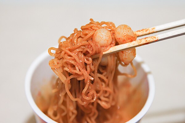 ラーメン×トッポキ!? カルディで買えるレンチングルメが辛い!!