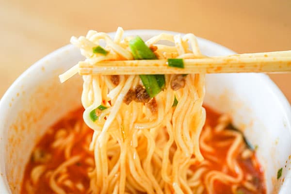 熱湯2分!ローソンのカップ麺がひと口目から超ウマイ!