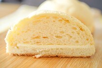 こんなコラボ、アリなの!? あの粉は使っていないけどやみつき度MAXのやばいパンが発売されたゾ！