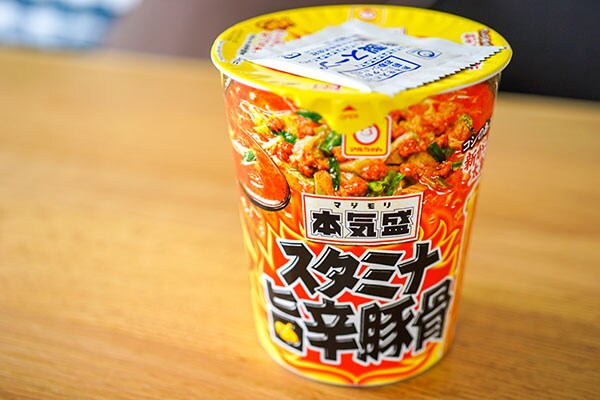 【コンビニでも買える】マルちゃんの新作カップ麺はガツウマ系でした！